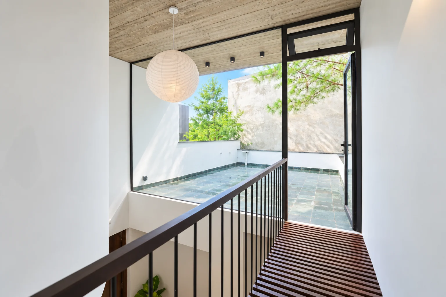 The bright shared terrace at Be-in Home